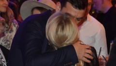 LJUBE SE U JAVNOSTI Anđelka se pojavila sa trudničkim stomakom, PRED SVIMA RAZMENJIVALA NEŽNOSTI SA NOVIM DEČKOM (FOTO)