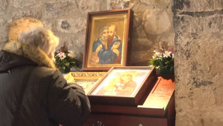 MNOGI VERNICI OVDE GREŠE Evo na koji način se pravilno celivaju ikone i šta je najvažnije