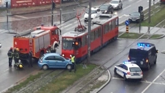 TEŽAK SUDAR AUTOBUSA I AUTOMOBILA U SAVSKOJ Povređen muškarac, intervenišu vatrogasci (FOTO)