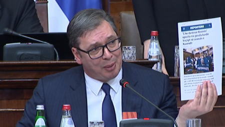 CIRKUS U SKUPŠTINI Divljaci iz opozicije glavne zvezde šiptarskih medija! (FOTO)