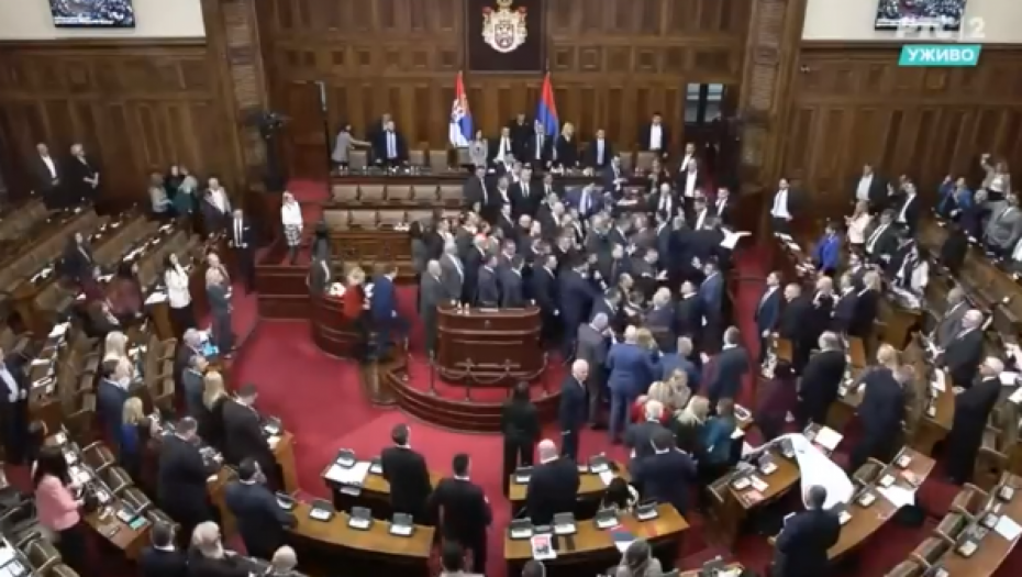 DIVLJAŠTVO - OBRUKALI SRBIJU I USREĆILI NAŠE NEPRIJATELJE Poslanici opozicionih stranaka pokušali da prekinu obraćanje Vučića, reklamirajući navodnu povredu Poslovnika