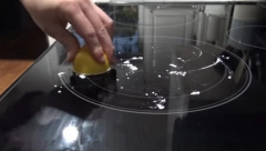 SIJAĆE KAO NOVA Istrljajte ploču šporeta polovinom limuna i sodom, rezultat će vas oduševiti