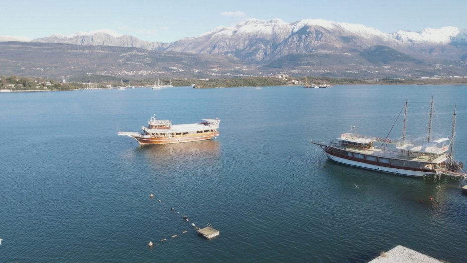 DRAMA U CRNOJ GORI! Potponuo turistički brod kod Tivta!