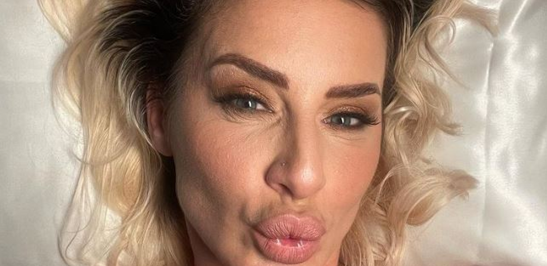 Milica Dabović ponovo provocira svojim minijaturnim bikinijem, a komentari se samo nizaju "GORNJI DEO NISI MORALA NI DA OBLAČIŠ" (FOTO)