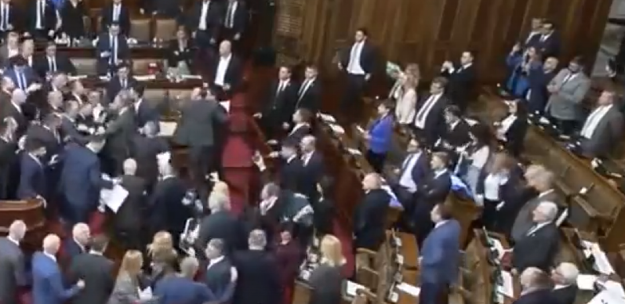 NEREALNO Opozicionari pokazali da im više priliči cirkus nego Skupština - „Patriote“ i žuti ponosni što su zajedno kidisali na Vučića