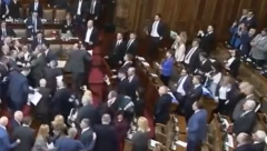 NEREALNO Opozicionari pokazali da im više priliči cirkus nego Skupština - „Patriote“ i žuti ponosni što su zajedno kidisali na Vučića