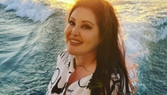 OVAKO DRAGANA MIRKOVIĆ IZGLEDA U KUPAĆEM Za 40 godina karijere se samo dva puta slikala u bikiniju