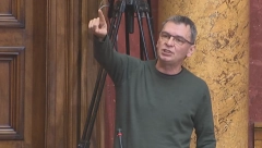 UŽAS! ĆUTA KRENUO NAORUŽAN U SKUPŠTINU! Na ulazu mu oduzeli opasno hemijsko sredstvo! (FOTO)