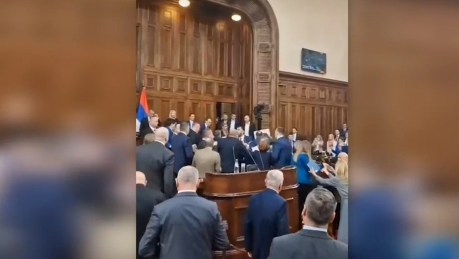 O INCIDENTIMA U SKUPŠTINI SRBIJE "Demokratija" kažnjavala izbacivanjem sa sednice, "diktatura" sve oprašta