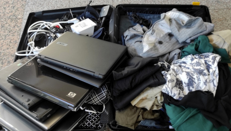 PAO KRIJUMČAR NA GRADINI Telefoni, tableti i laptopovi oduzeti na granici (FOTO)