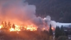 GUST DIM SE ŠIRI NASELJEM Veliki požar u Užicu: Gore barake proizvodnog pogona za tapaciranje nameštaja! (FOTO/VIDEO)