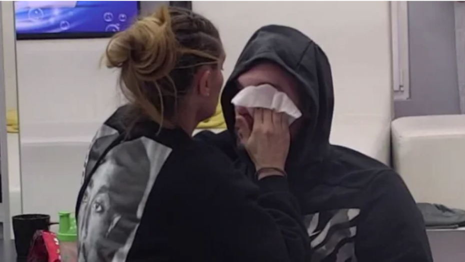 SUZE I JAUCI ODZVANJAJU BELOM KUĆOM Ana obrisala Zvezdanu suze sa lica, pa zaplakala zajedno sa njim