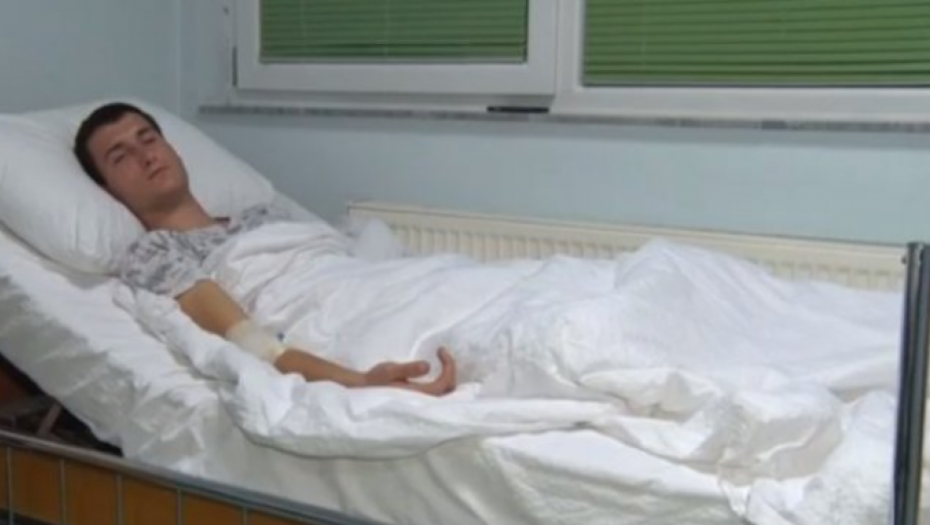 BOBAN PUŠTEN IZ BOLNICE: Mladić kog su Albanci izboli nožem uskoro kod kuće