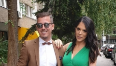GOSPODE, HVALA ŠTO SMO IZGURALI TRUDNOĆU DO KRAJA Pevačeva supruga objavila prvu sliku nakon porođaja, sina čvrsto drži na grudima