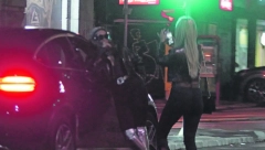 ALO PAPARAZZO! Nikolićeva se ludo provodila s voditeljkom, pa je OVAKO uposlila ispred kluba (FOTO)