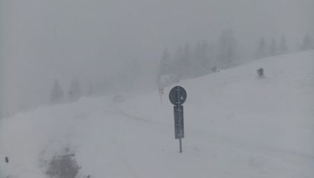 DRAMATIČNI SNIMCI SA SRPSKE PLANINE Skijaši zarobljeni zbog snežne mećave, teške mašine pokušavaju da ih spase (FOTO)