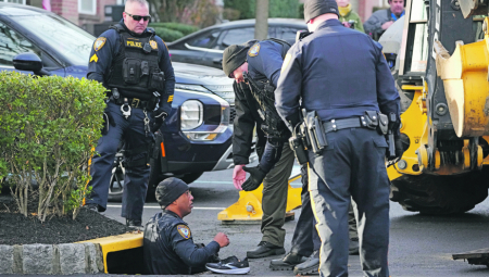JOŠ JEDNA MASOVNA PUCNJAVA U PARKU Najmanje šest osoba prevezeno u bolnice, među njima deca