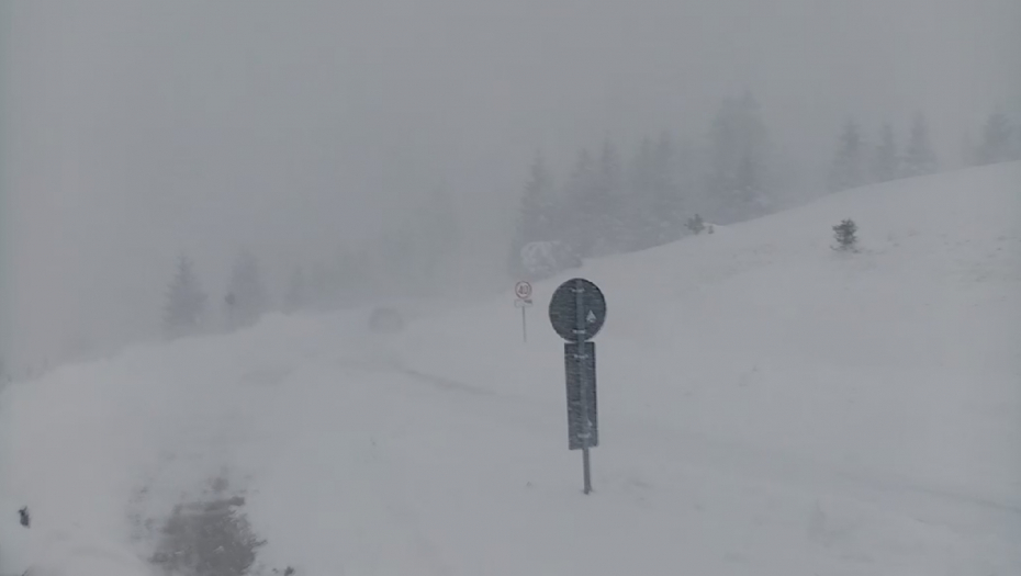 DECEMBAR U FEBRUARU Zbog jučerašnjeg nevremena otkazan početak skijaške sezone, stali vozovi, otežan saobraćaj: Preživeli smo olujni vetar, sad stižu ledeni dani