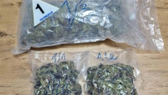 U KASETI AUTOMOBILA PRONAĐENA KESA Policija u Rumi zaustavila auto i otkrila marihuanu