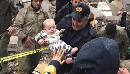 BEBA IZVUČENA IZ RUŠEVINA Broj nastradalih u zemljotresu se popeo na 2.200 (FOTO/VIDEO)