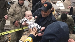 BEBA IZVUČENA IZ RUŠEVINA Broj nastradalih u zemljotresu se popeo na 2.200 (FOTO/VIDEO)