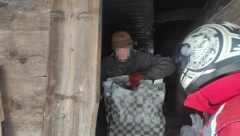 STARI, BOLESNI I ZAVEJANI U SNEŽNIM SMETOVIMA Hrabri volonteri ugroženim žiteljima ivanjičkih sela dopremaju hranu i lekove