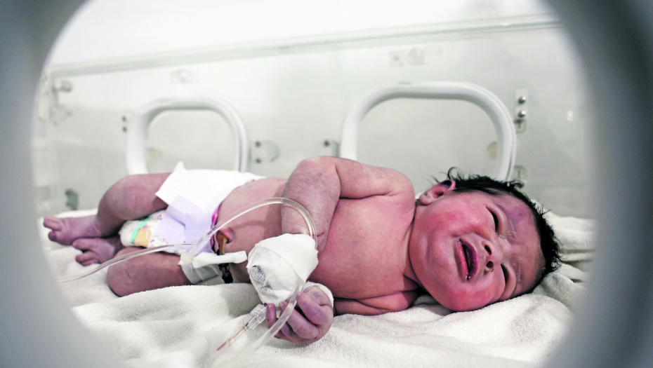 MALENA AFRA NA SIGURNOM Napokon usvojena sirijska beba rođena pod ruševinama