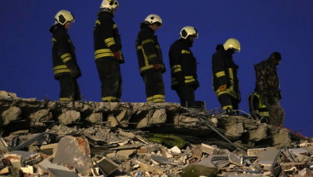 DVA DANA LEŽAO PORED MRTVE SUPRUGE I DECE! Jezova scena u Turskoj, spasioci ga konačno izvukli!