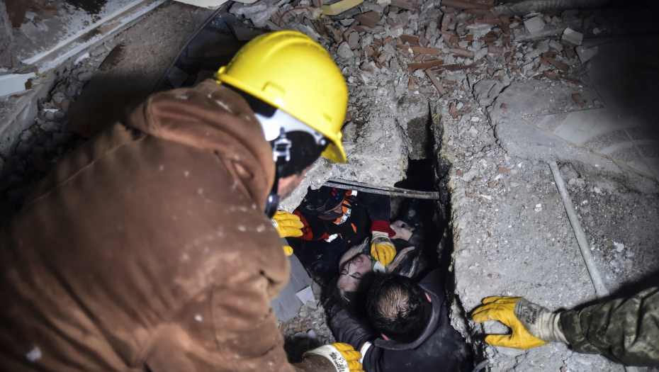 ŽENA SPASENA POSLE 100 SATI ISPOD RUŠEVINA NIJE IZDRŽALA Umrla u bolnici (FOTO)