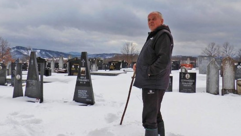 "NE PREPISUJTE DECI NIŠTA ZA ŽIVOTA" Reči koje paraju dušu, Obren na spomeniku ispisao poruku očajnog i prevarenog čoveka