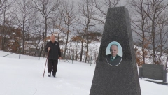 OVAJ SRBIN JE SEBI ZA ŽIVOTA PODIGAO JEZIVU NADGROBNU PLOČU Nekad je bio milioner, a sada je "opljačkan, prevaren, izneveren i ostavljen" (FOTO)