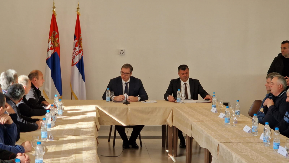 PREDSEDNIK SRBIJE U KURŠUMLIJSKOJ BANJI Vučić se sastao sa građanima Merdara: Sve sam vaše primedbe dobio (VIDEO)