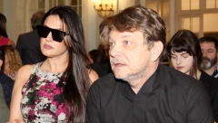 EVO ZAŠTO SVI KOMENTARIŠU ŽENU DRAGANA BJELOGRLIĆA Javnost ne zna koliko zapravo ona ima godina, a njen fatalni izgled ostavlja bez daha (FOTO)