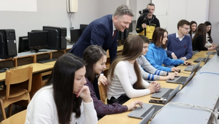 MINISTAR INFORMISANJA I TELEKOMUNIKACIJA OBILAZI GIMNAZIJU U LEBANU Kapitalni projekat „Povezane škole”