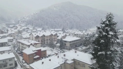 RAZGRĆE SNEG BOLJE NEGO MAŠINA Slobodan gazi osmu deceniju, a zbog jednog detalja svi su u čudu (FOTO)
