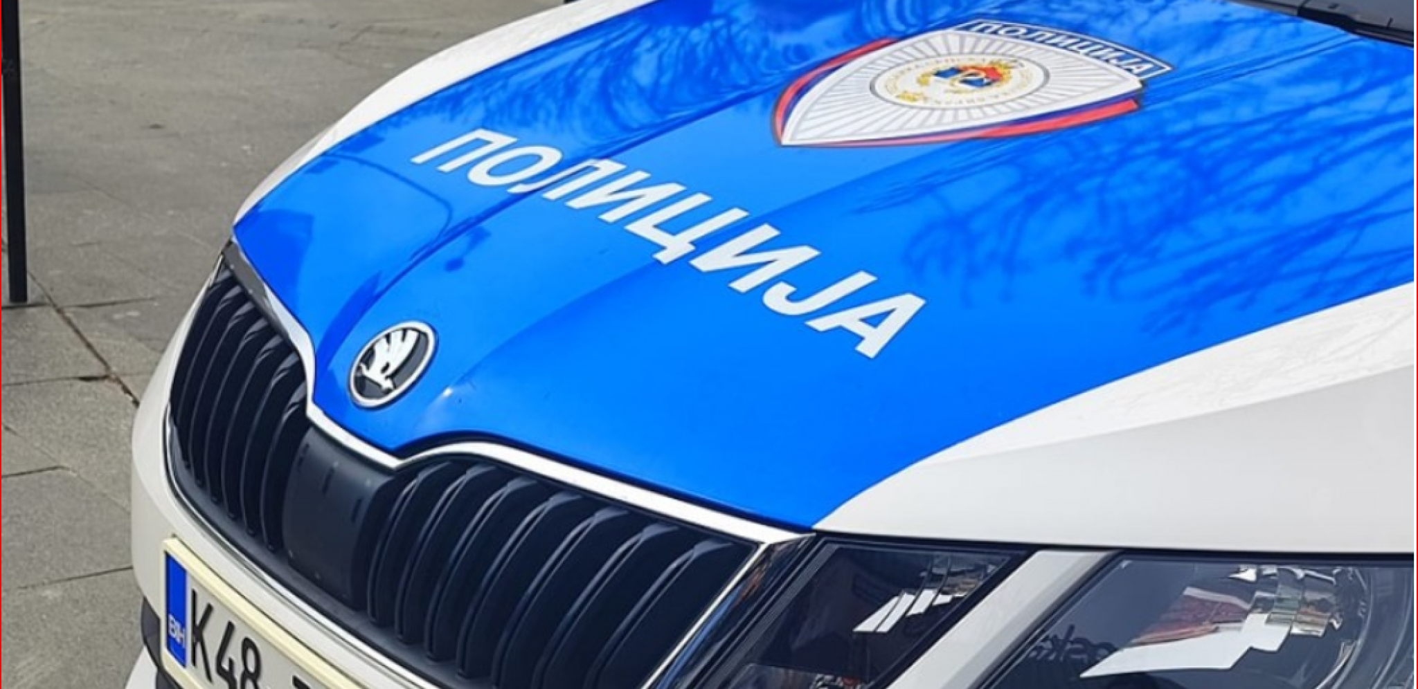 IZGORIO AUTOMOBIL U CENTRU BANJALUKE Vatra progutala vozilo parkirano na trotoaru (FOTO)