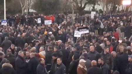 DEMONSTRANTI SE SUKOBILI SA POLICIJOM U TIRANI! Lete dimne bombe, opšti haos ispred palamenta! (VIDEO)