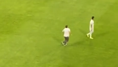 POTPUNA LUDNICA U JUŽNOJ AMERICI Navijač utrčao na teren, udario igrača, a onda je nastao haos (VIDEO)