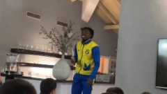 URNEBESNO Kako izgleda kad fudbaler iz Gane peva hit Sinana Sakića? (VIDEO)