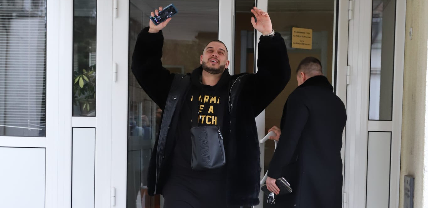 "SUDIJA JE OKONČALA OVU SMEJURIJU" Dejan Dragojević napokon razveden, nakon ročišta pokazao srednji prst i BIVŠOJ PORUČIO OVO
