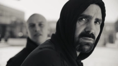 PREMIJERA CRNO-BELE GENERACIJSKE DRAME Čuveni Baća opet glumi krimosa, ali mu je ekipica u Šapcu