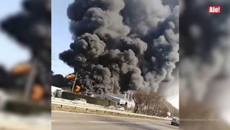 PRVE FOTOGRAFIJE I SNIMCI POŽARA NA GALENICI Gori Kemoimpex (FOTO/VIDEO)