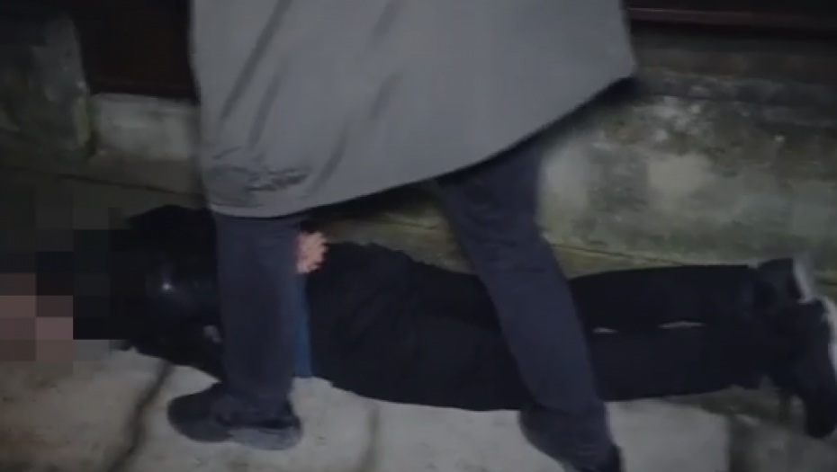 OVAKO SU UHAPŠENI EKSTREMISTI "Lezi dole!" Zvali građane da nasilno ruše Vladu, pretili Vučiću smrću, spremili oružje! (FOTO/VIDEO)