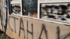 UNIŠTENE PROSTORIJE MESNOG ODBORA SNS STRANKE Vandali ispisali poruke mržnje, kao i pretnje aktivistima (FOTO)