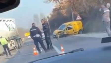 UŽASAN UDES KOD POJATA Cisterna sa mlekom udarila u bankinu koja je završila u kamionu