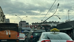 DRAMA NA KALENIĆ PIJACI Srušila se bandera sa kablovima pod visokim naponom! (VIDEO)