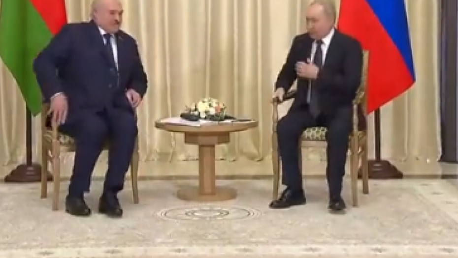 PARKINSONOVA BOLEST? Ponovo se nagađa o Putinovom zdravstvenom stanju, zbog onog što je radio nogama gore društvene mreže (VIDEO)