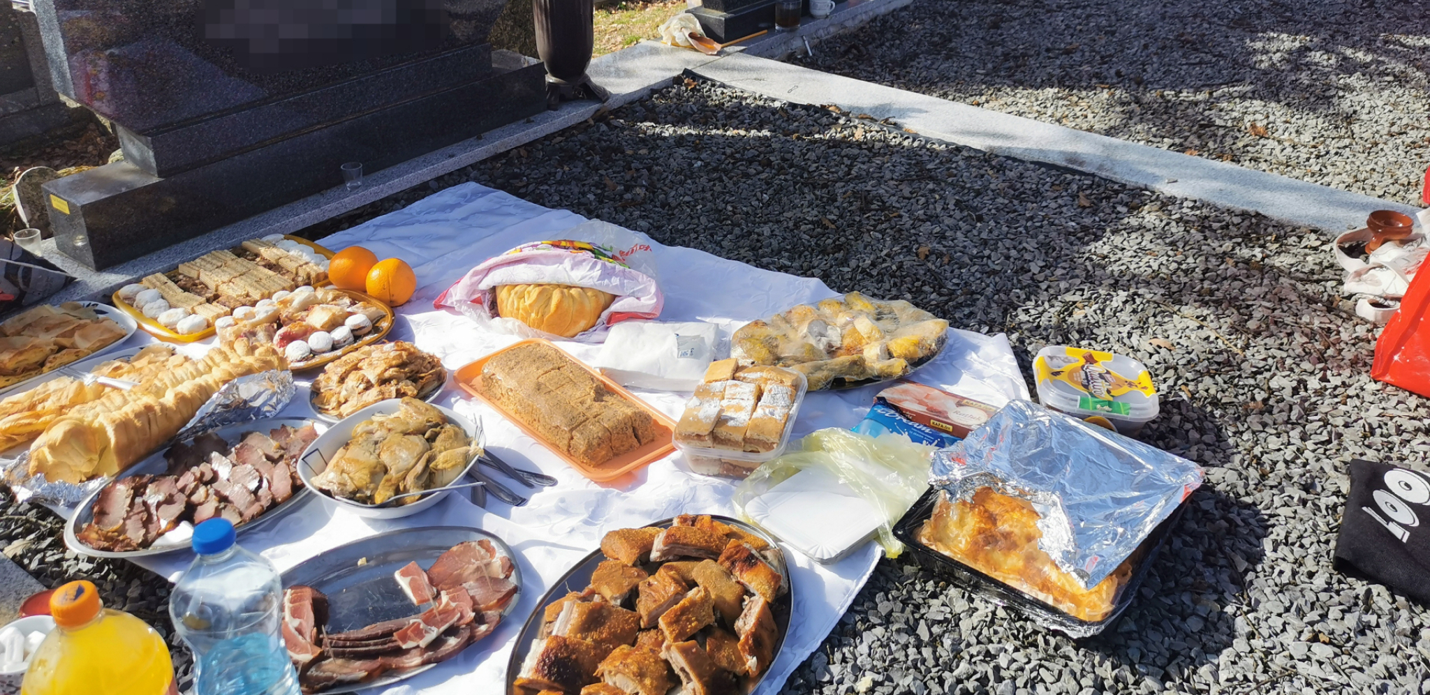 DANAS SU LETNJE ZADUŠNICE Evo da li treba nositi hranu na groblje ili postaviti trpezu u kući