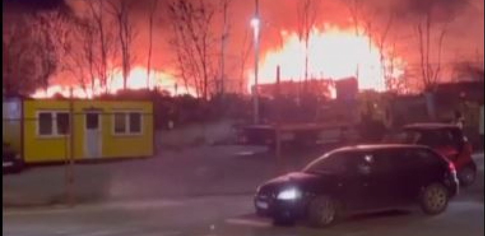 PRVI SNIMAK VELIKOG POŽARA U USTANIČKOJ Vatra "guta" barake, strahuje se da u njima ima ljudi! (VIDEO)