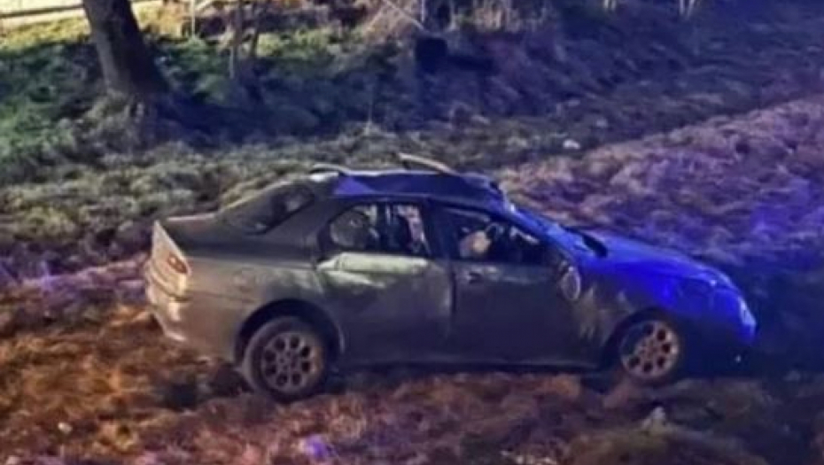 HOROR U KRALJEVU Automobil sleteo s mosta, vatrogasci jedno vozilo seku da izvuku putnike, među njima i deca! (FOTO)